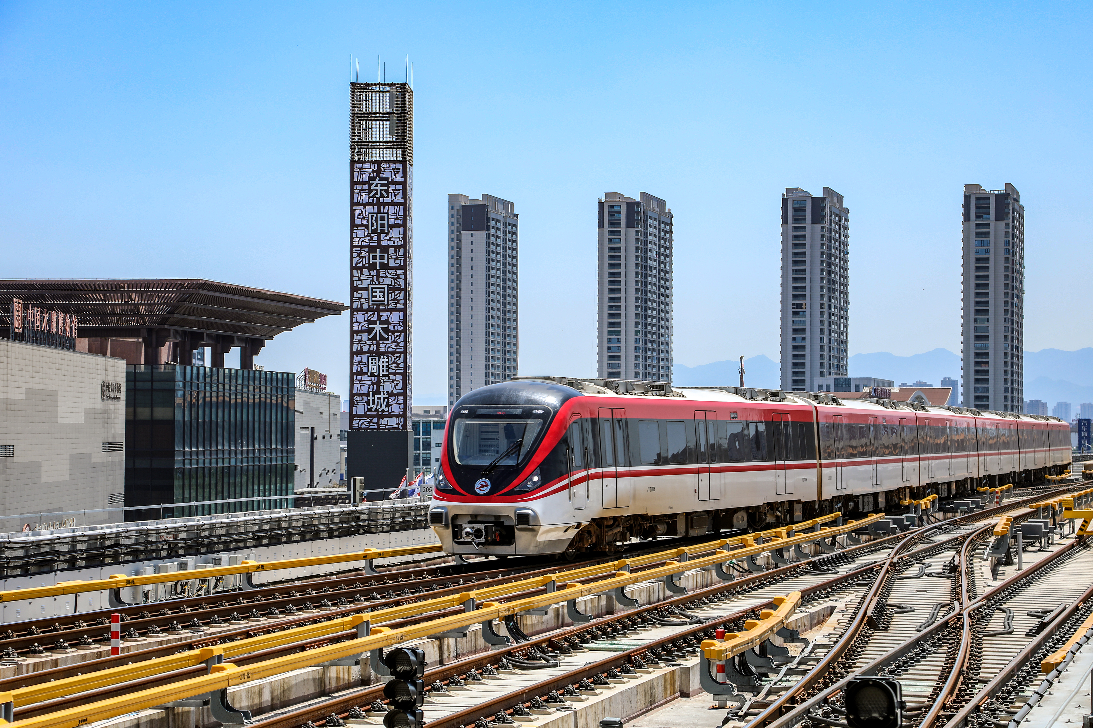 電動客車開進(jìn)中國木雕城 攝于木雕城站 趙光錠.jpg